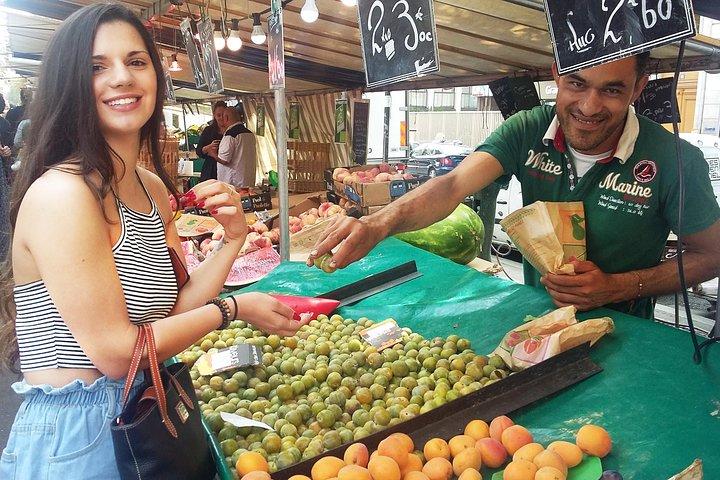 Promenez-vous dans un marché local français et pique-niquez