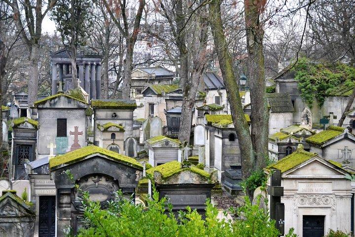 Promenade à pied dans le cimetière du Père-Lachaise à Paris