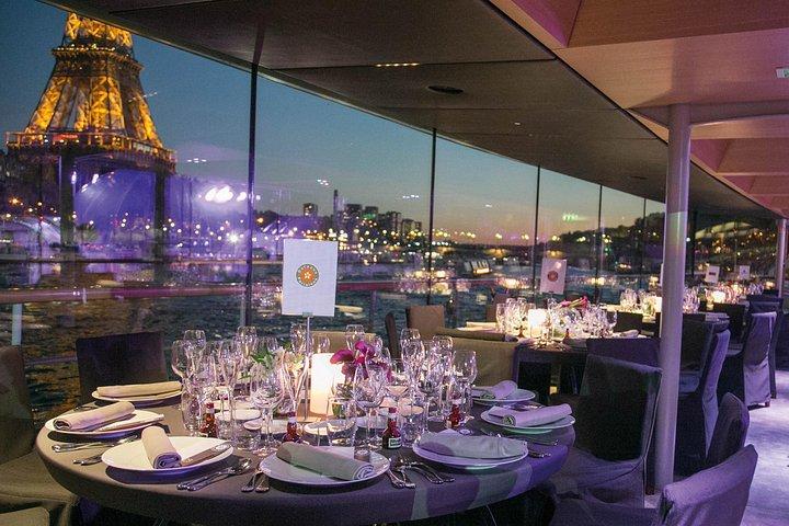 Croisière de Noël sur la Seine Déjeuner ou dîner par Bateaux Parisiens