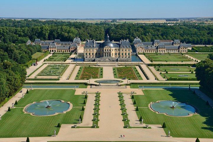 Excursion d'une journée au château de Vaux-le-Vicomte par navette Châteaubus