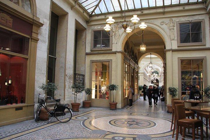 Visite à pied en petit groupe des passages couverts de Paris avec dégustation de vins