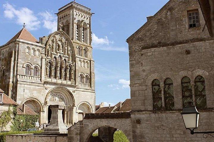 BOURGOGNE: ABBAYE DE VEZELAY & FONTENAY - Excursion privée d'une journée au départ de Paris en train
