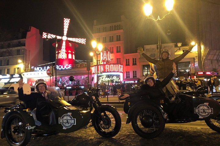 Visite romantique et privée de Paris de nuit sur un side-car Ural