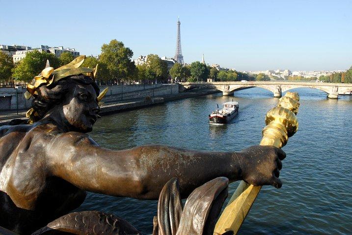 Paris met en lumière la visite immersive en autocar