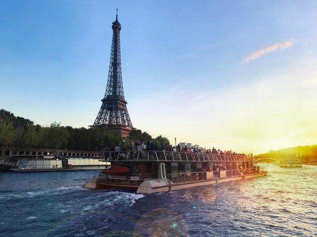 Croisière touristique Paris Seine avec commentaires par Bateaux Parisiens