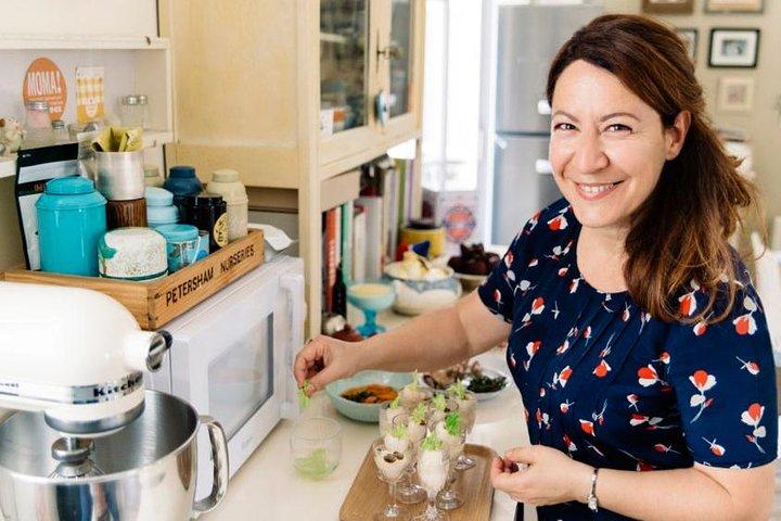Cours de soufflé et déjeuner de brasserie avec champagne dans une maison parisienne