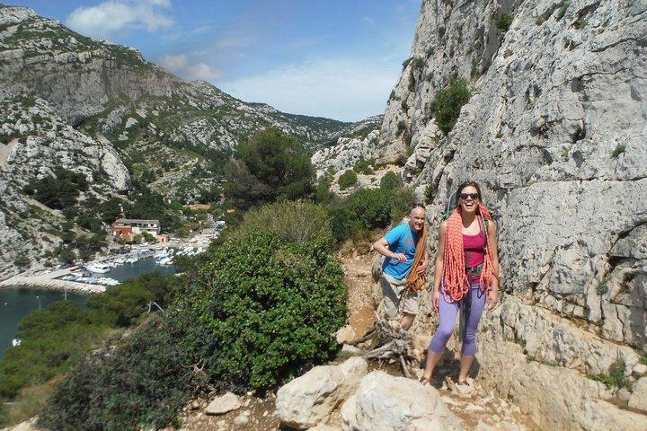 Escalade en plusieurs longueurs de jour dans le Parc National des Calanques
