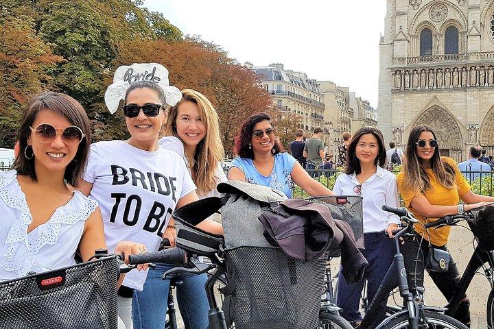 Les trésors de Paris à vélo avec un guide en direct - Familles & Amis