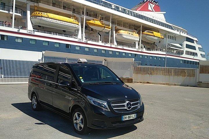 Transfert privé à l'arrivée : de l'aéroport international Marseille Provence à Marseille en limousine de luxe