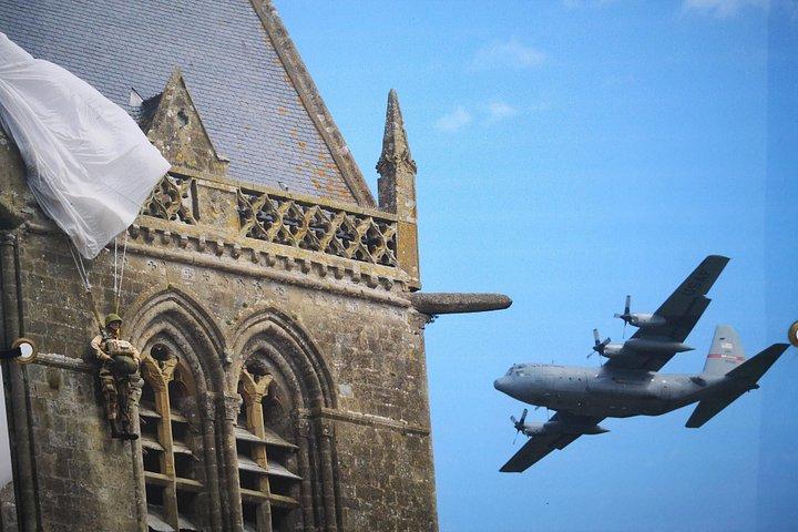 Excursion d'une journée de Paris à Sainte Mère Eglise à bord d'un Van - Visite privée (7 personnes)