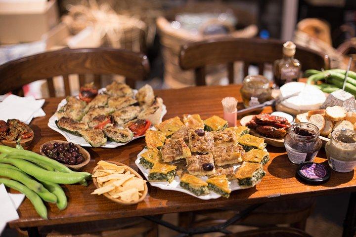 Belle visite gastronomique à pied en petit groupe avec spécialités locales et dégustation de vin