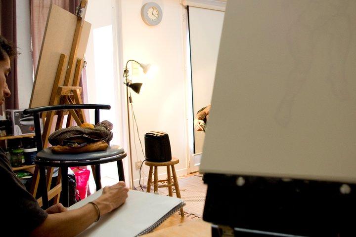 Dessin de modèle vivant en atelier