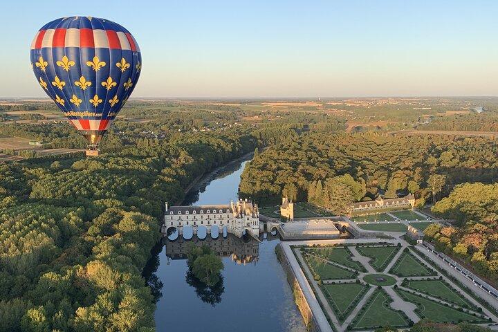 Vol en montgolfière au-dessus du château de Chenonceau / France