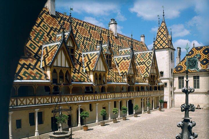 Visite en petit groupe d'une journée complète des vignobles de la côte de Nuits, de la côte de Beaune et du quartier historique de Beaune