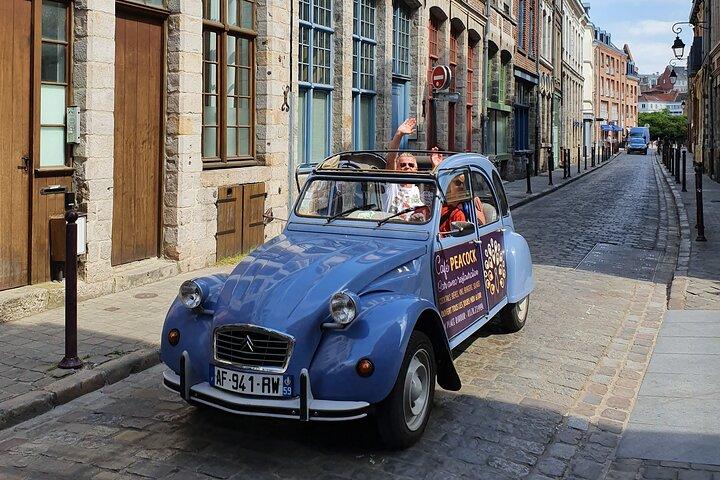 Excursion exceptionnelle à Lille en 2 CV décapotable avec votre chauffeur-guide privé.