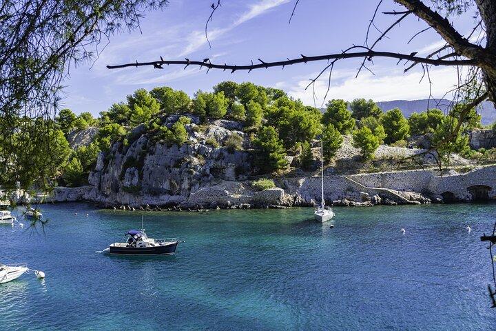 Excursion d'une journée en Provence avec promenade en bateau dans le village de Cassis et dégustation de vins locaux au départ d'Aix