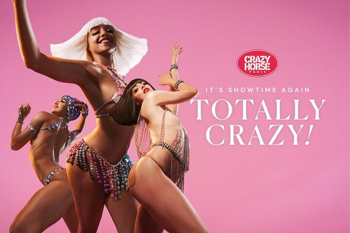 Salon du cabaret Crazy Horse de Paris avec boissons dont champagne