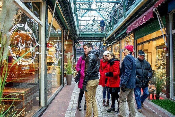 Visite à pied en petit groupe de l'emblématique marché aux puces de Saint Ouen