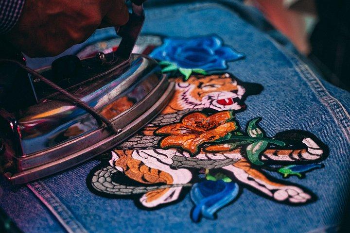 Personnalisez une veste en jean unique avec le créateur de célébrités Françaises