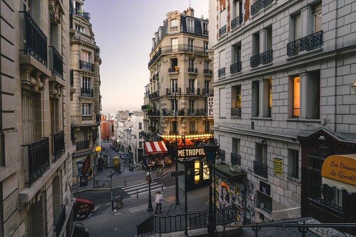 6 heures de shopping privé à Montmartre et la Vallée Village avec prise en charge à l'hôtel