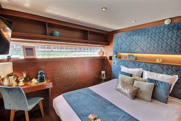 Nuitée Séjournez à bord de Paris Seine Dîner avec croisière