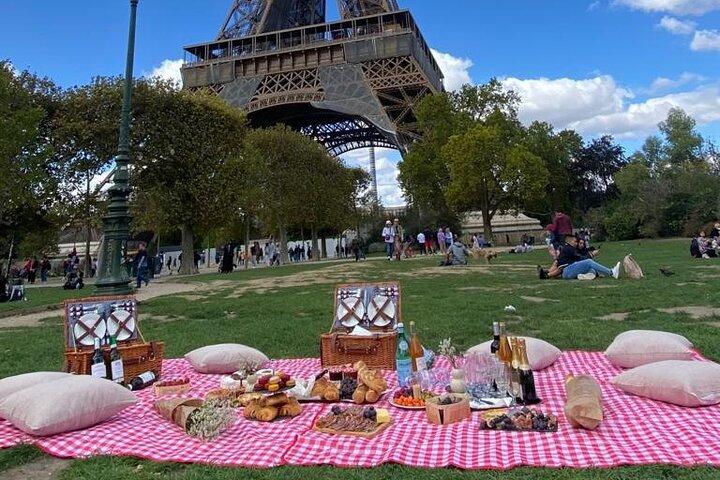 Pique-nique parisien au pied de la Tour Eiffel : un avant-goût des spécialités françaises