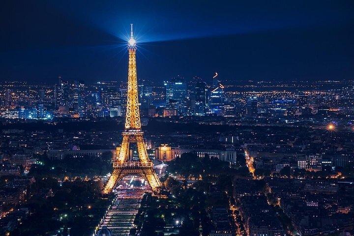 Private Transfer: Paris to CDG Airport