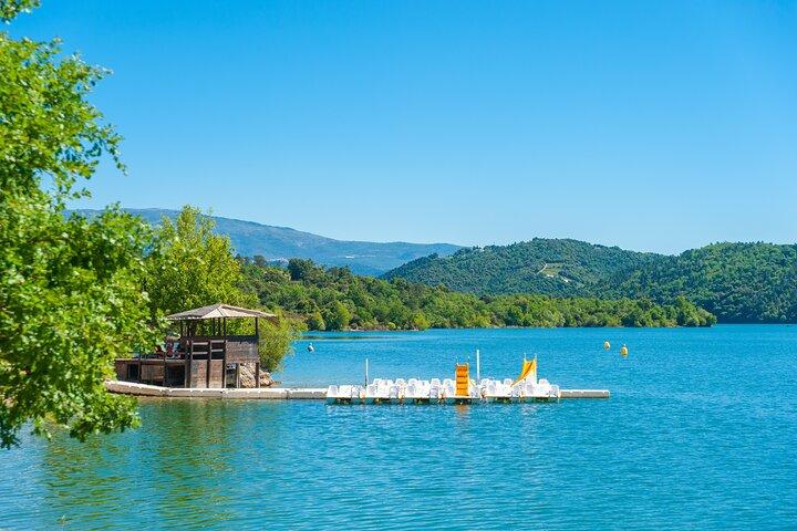 Découvrez nos champs et notre visite privée du lac au départ de Nice