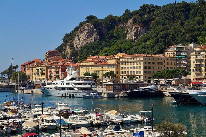 Transfert privé sans escale en voiture ou en van de Saint-Tropez à Nice
