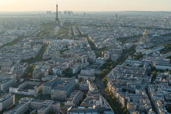 Paris highlights sightseeing tour with private Transportation