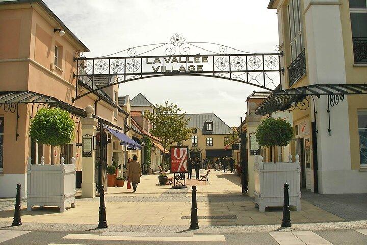 Transfert aller-retour privé d'une demi-journée à La Vallée Village depuis Paris