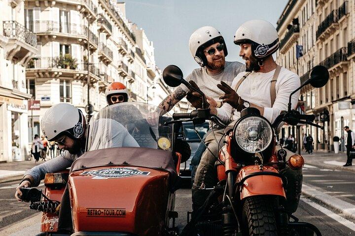 Paris Vintage Private & Bespoke Tour sur une moto side-car