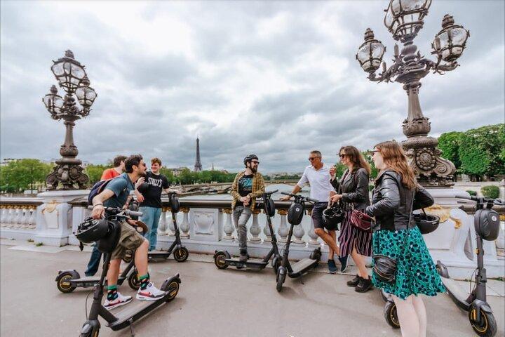Visite de Paris en scooter électrique avec guide ludique et informatif (petits groupes)