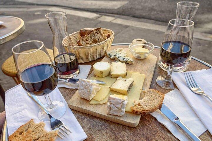 Visite gastronomique privée à Paris dans le Marais : vins et cuisine française locale