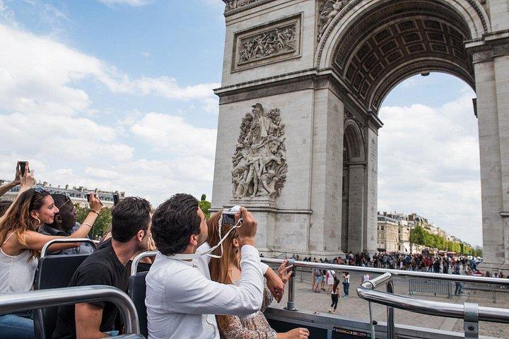 Arc de Triomphe, bus hop-on hop-off et croisière fluviale en option