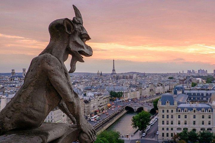Visite privée à pied des mythes et légendes de Paris sombre