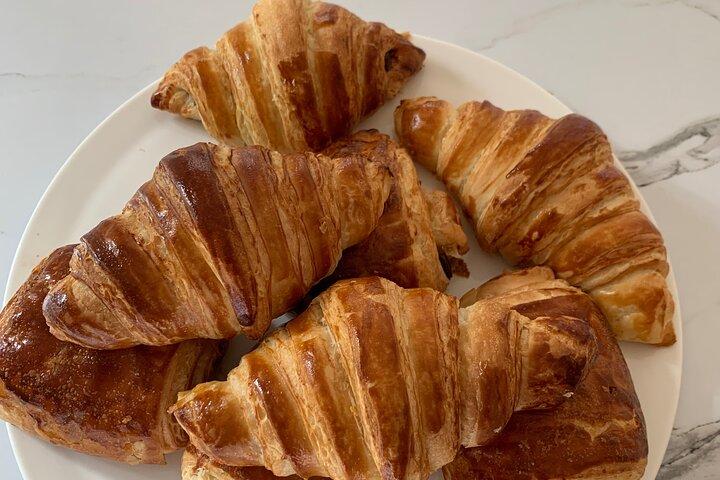 Croissants et pains au chocolat avec un pâtissier à Paris