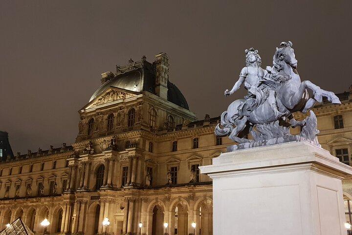 Visite guidée privée du Louvre de nuit sans foule à Paris
