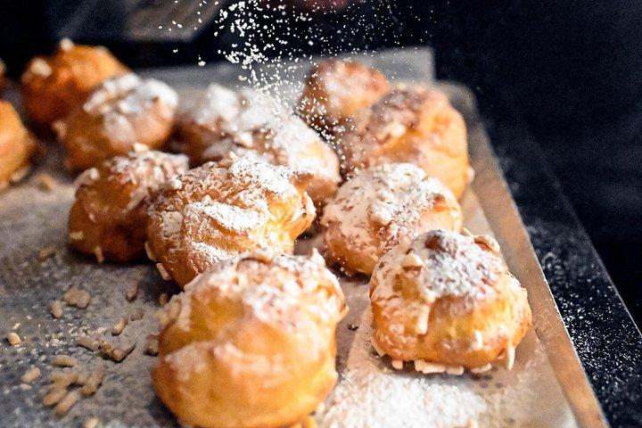Visite gastronomique privée de Montmartre avec vin, fromage et pâtisseries