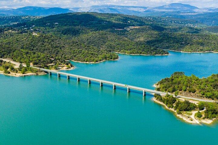 Campagne provençale, villages authentiques et lac privé