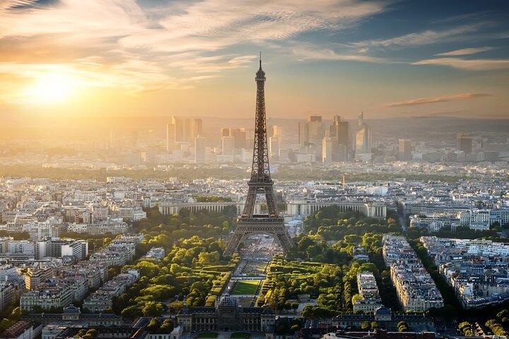Accès réservé à la Tour Eiffel par ascenseur avec option sommet