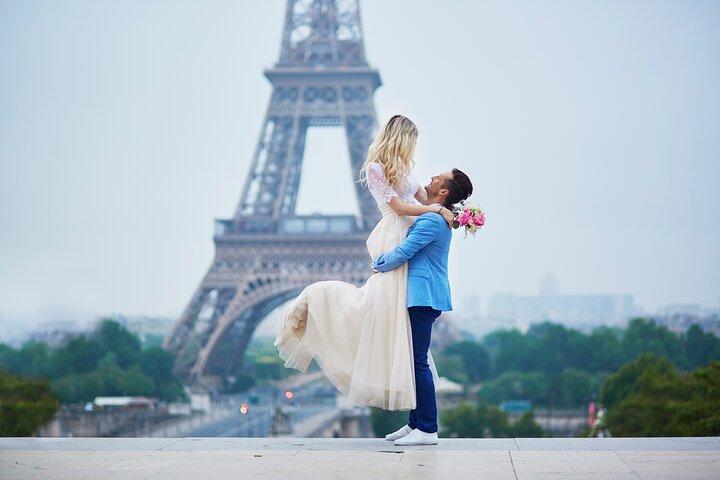 Séance photo romantique privée à Paris avec bouquet de fleurs
