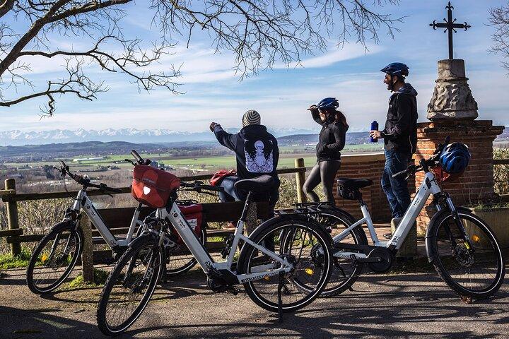 Balade pittoresque en vélo électrique jusqu'à un village perché au départ de Toulouse