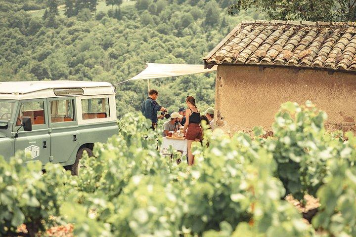 Excursion privée d'une journée en Land Rover vintage dans le Beaujolais et en Bourgogne
