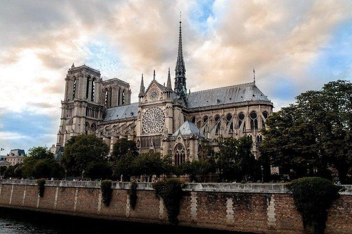 Notre-Dame en plein air et centre-ville de Paris avec guide local