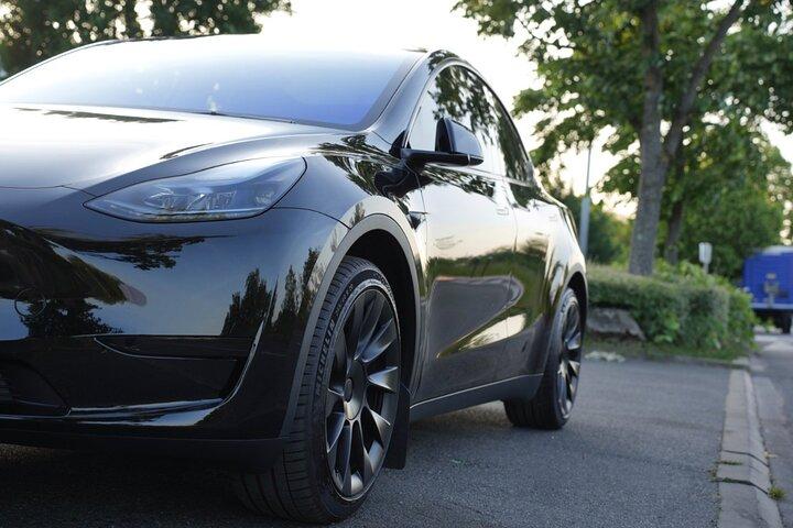 Transfert privé TESLA Aéroport CDG ORLY vers et depuis Disney
