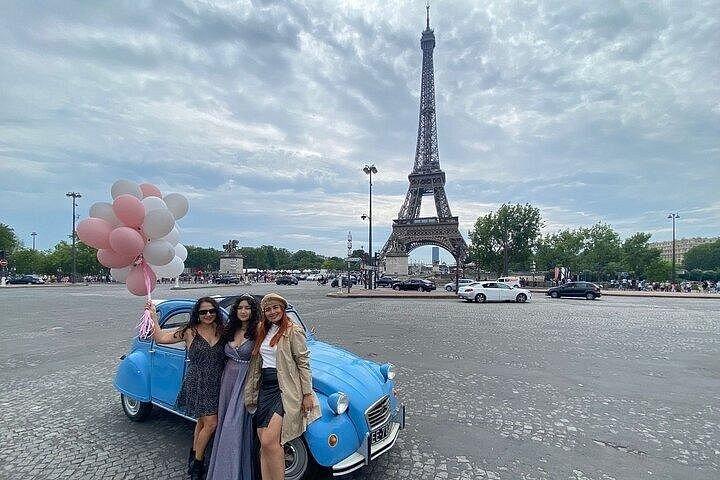 Découvrez Paris avec style à bord d'une voiture vintage française classique !