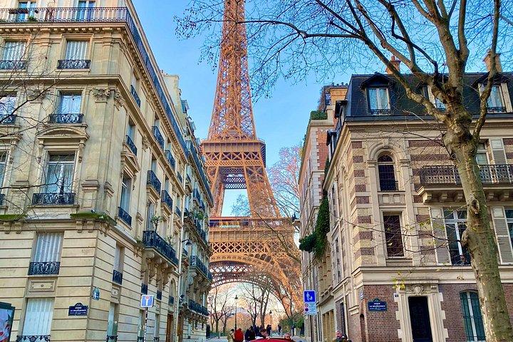Visite du sommet Eiffel en petit groupe en ascenseur