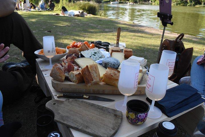 Picnic Privé autour d'un lac à Paris par une cheffe française