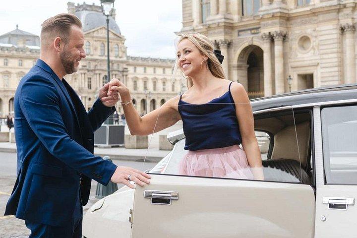 Visite romantique de Paris dans une voiture française de luxe vintage à toit ouvert